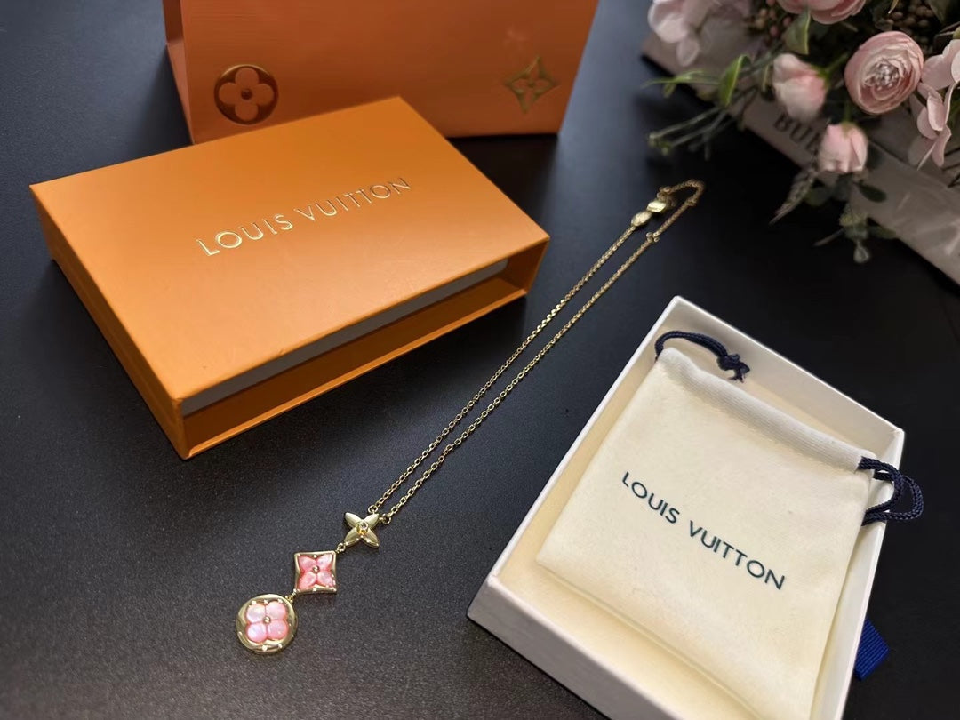 LOU new necklace (counter packaging)