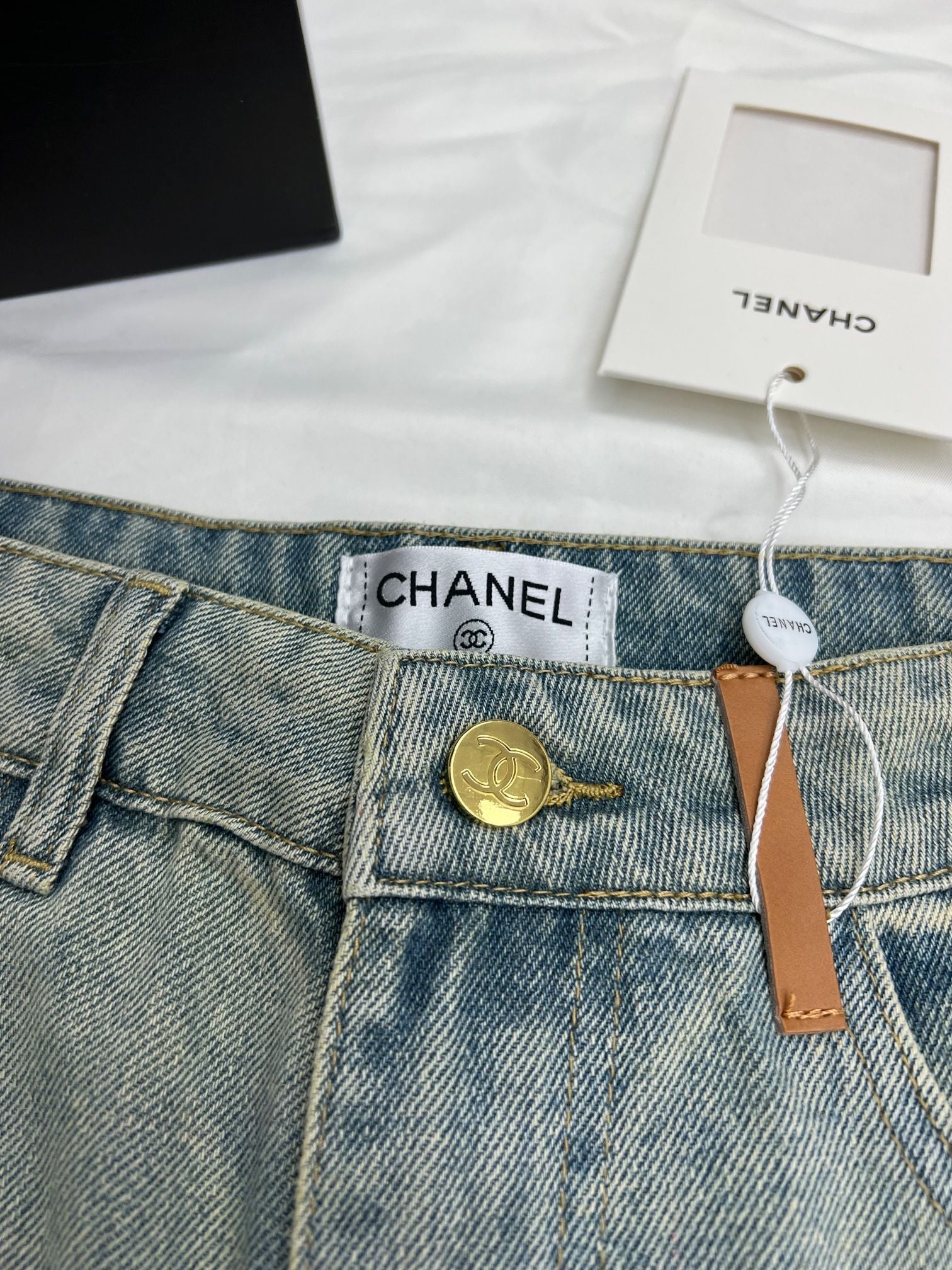 CHAN* 24 new embroidered jeans