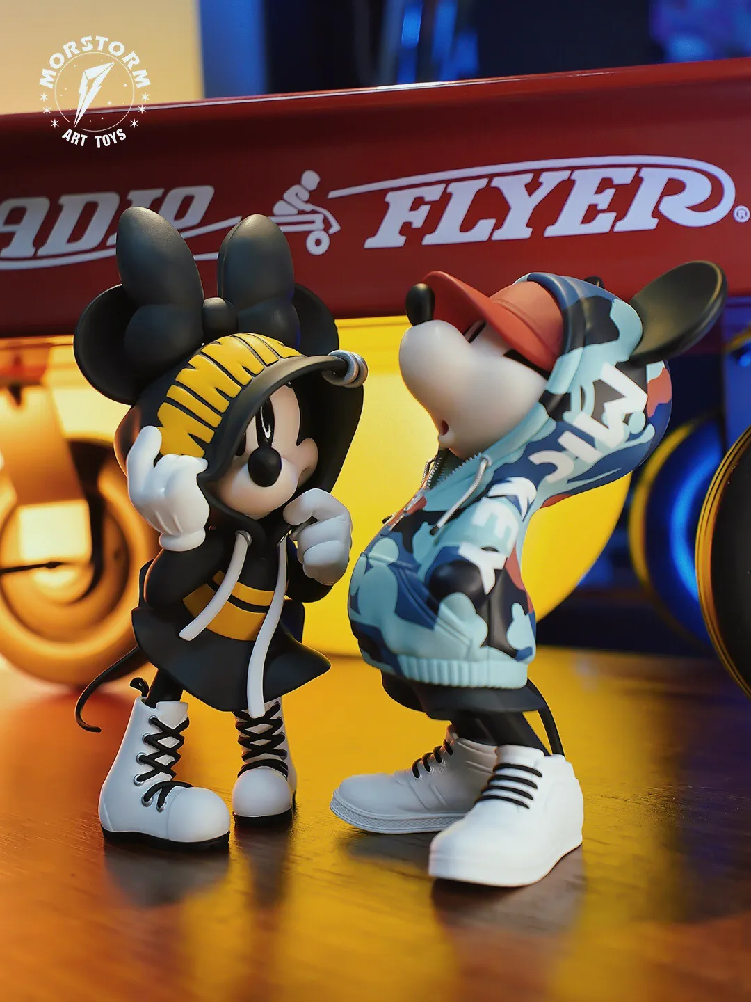 Mickey Minnie magic storm hand office boy ornaments