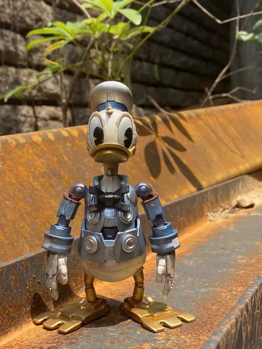 Retro mechanical Donald Duck hand-me-downs