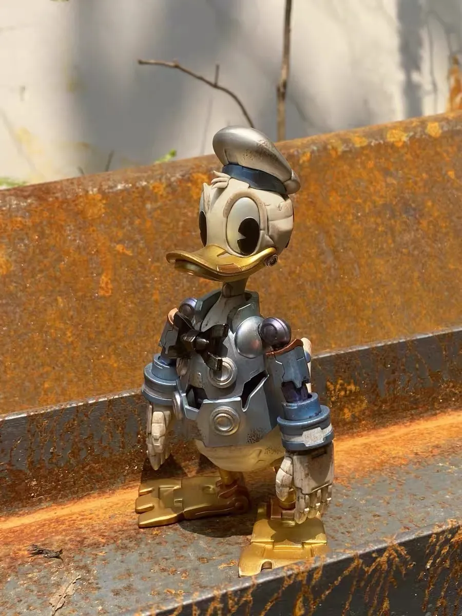 Retro mechanical Donald Duck hand-me-downs