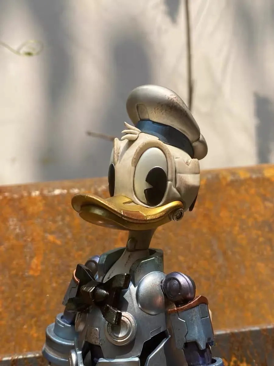 Retro mechanical Donald Duck hand-me-downs