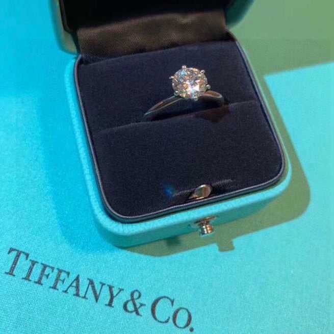 T  New One-Carat Diamond Ring
