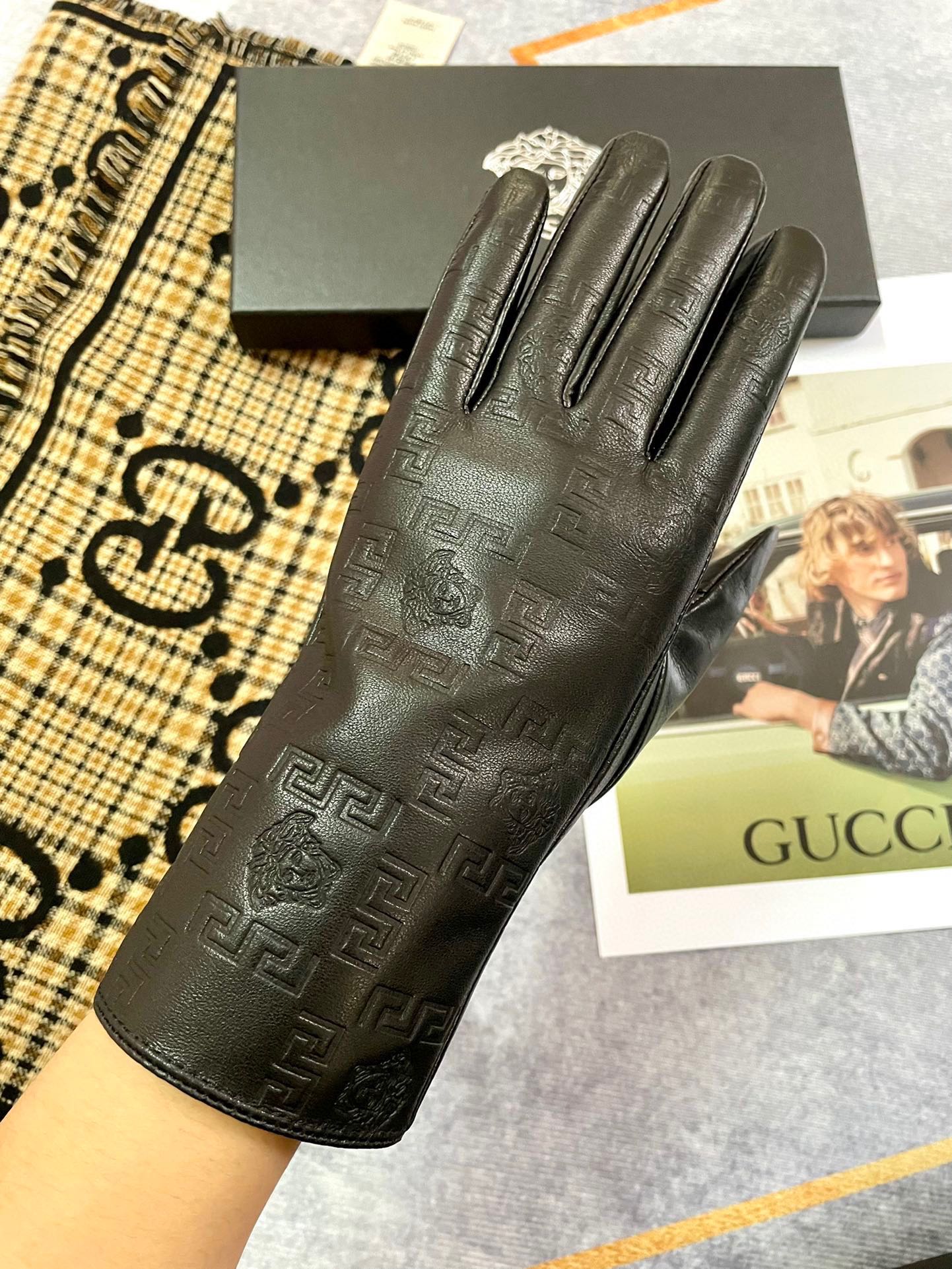 V  new autumn and winter gloves