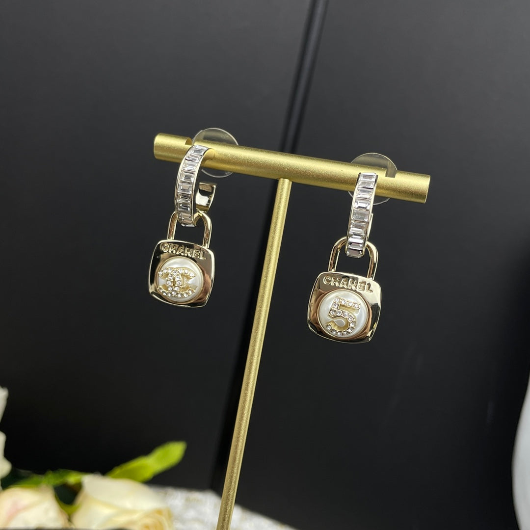 C  new symmetrical resin earrings