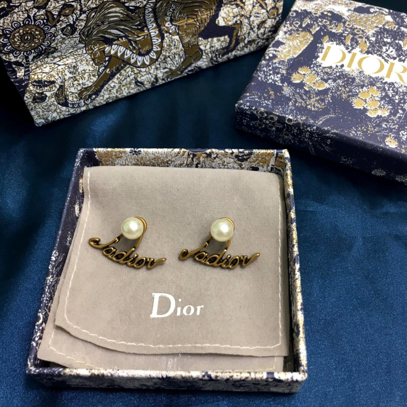 D  new letter pearl earrings