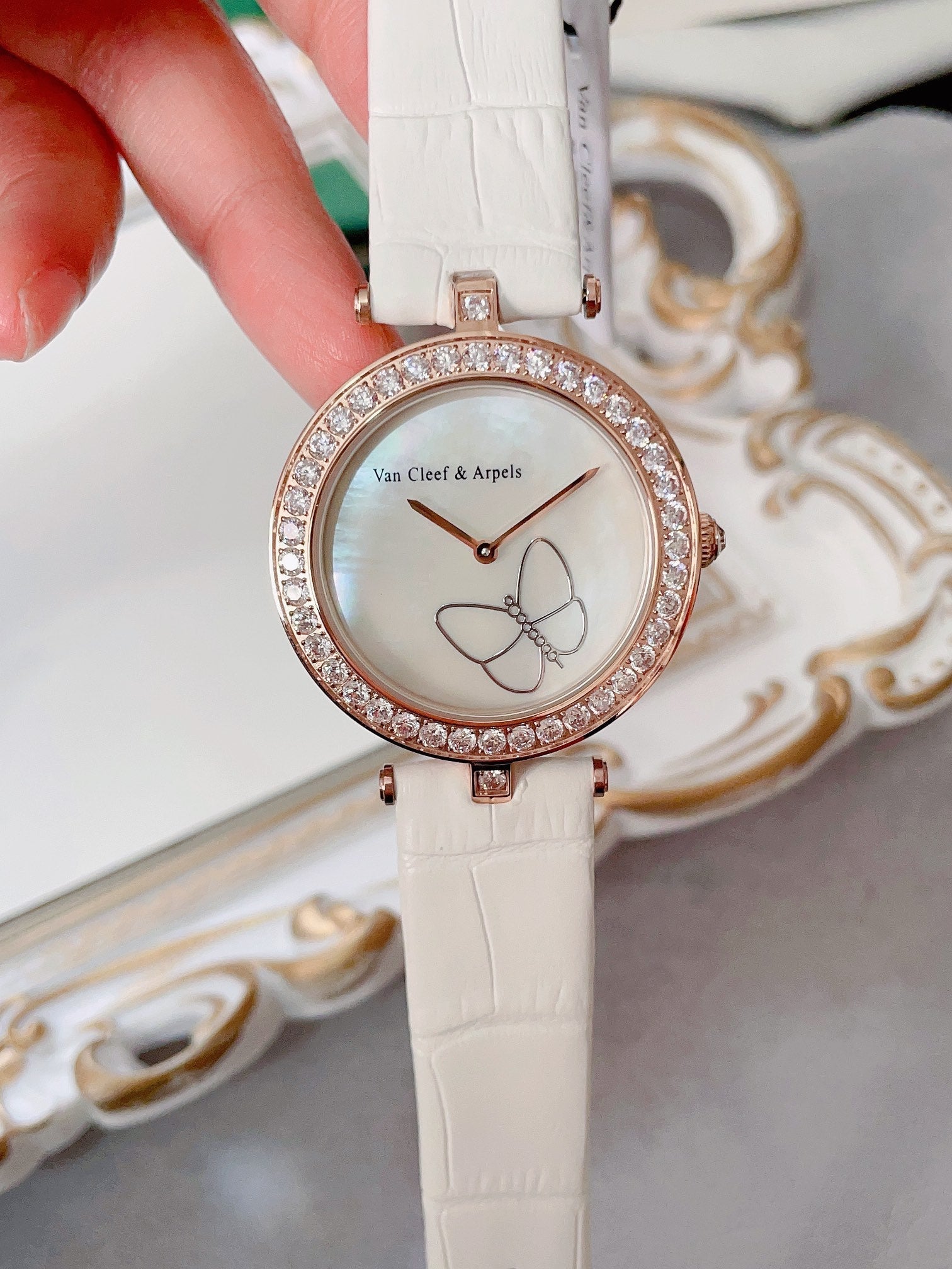 Women's watch with full-color shell dial in the shape of flying butterflies
