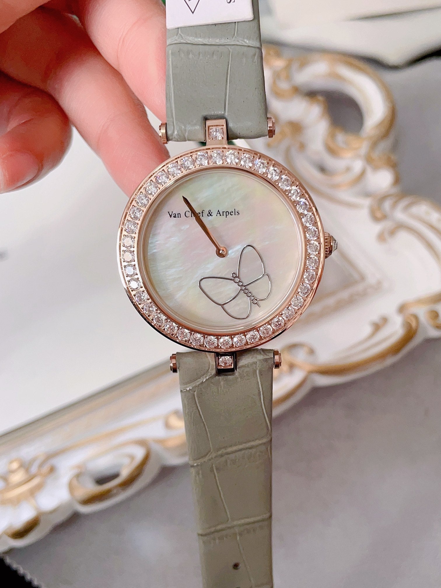 Women's watch with full-color shell dial in the shape of flying butterflies