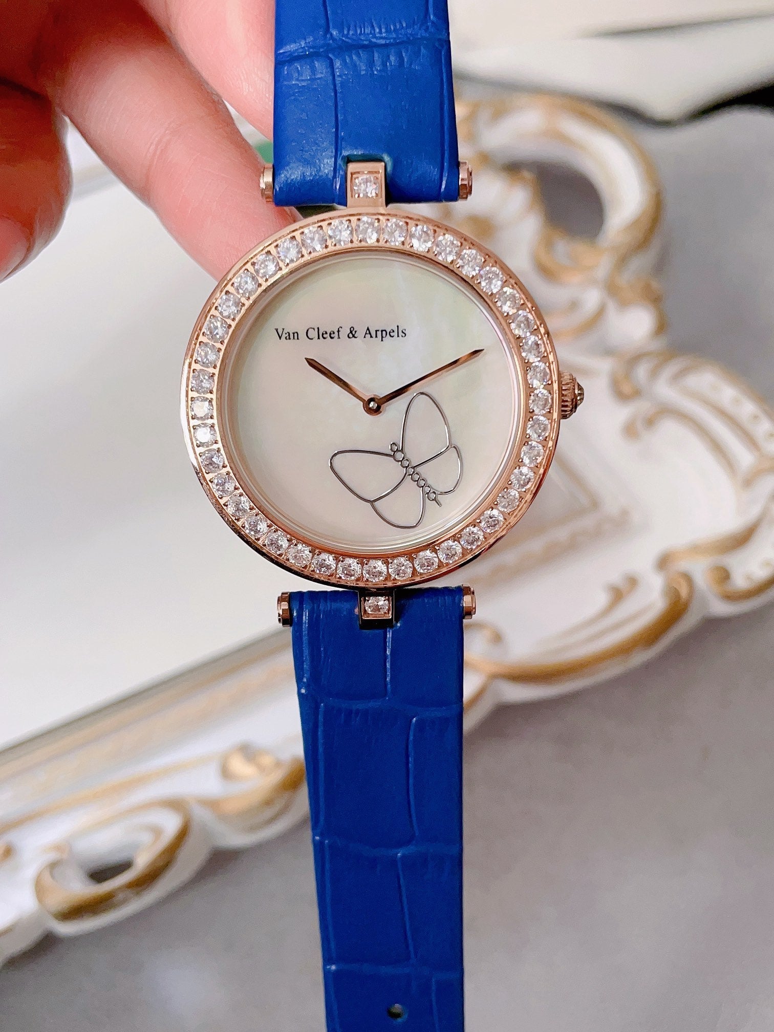 Women's watch with full-color shell dial in the shape of flying butterflies