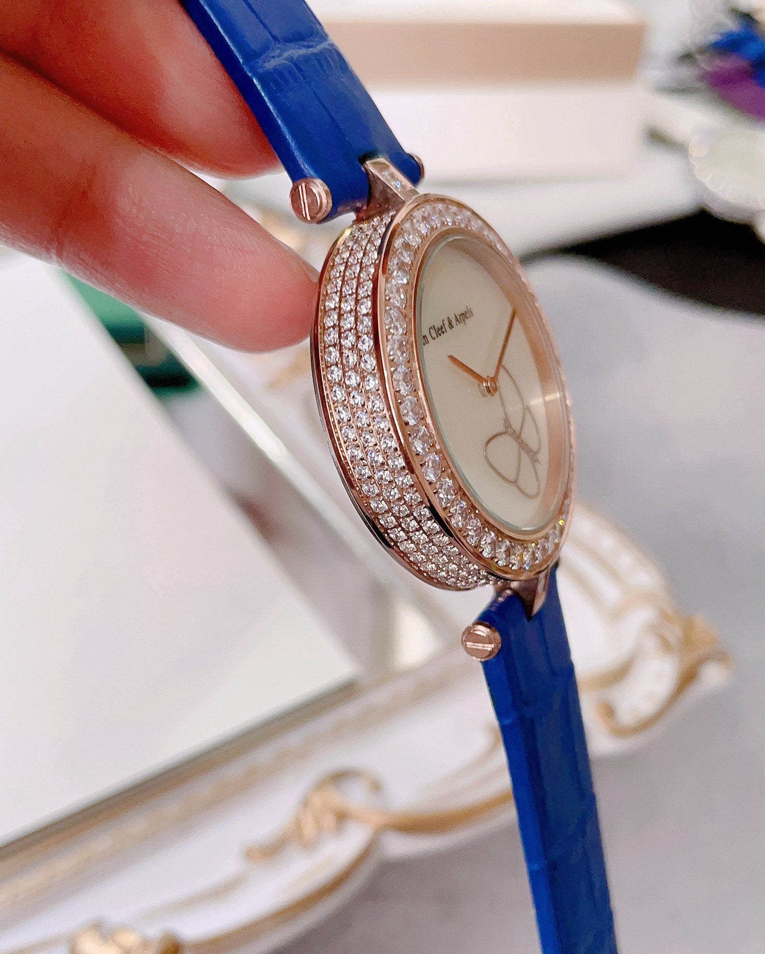 Women's watch with full-color shell dial in the shape of flying butterflies