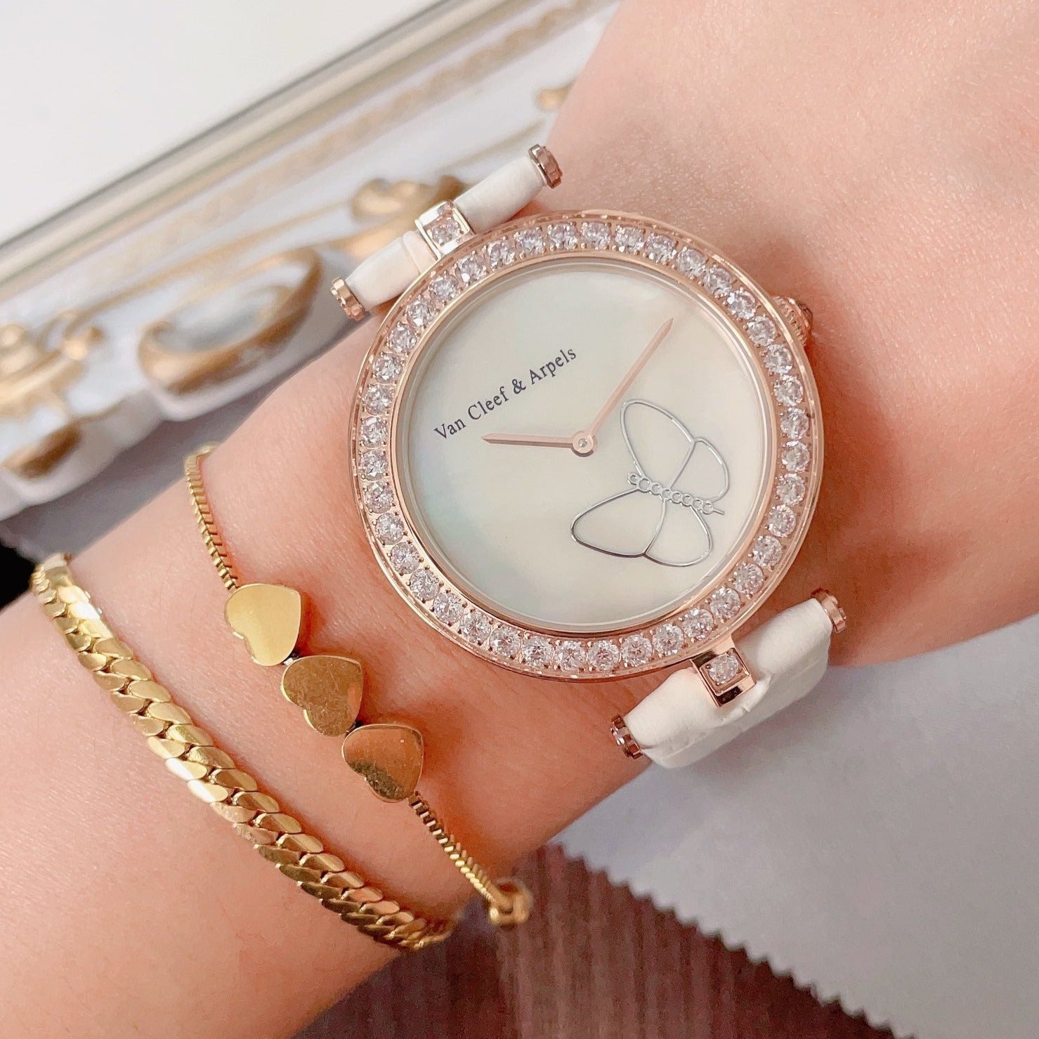 Women's watch with full-color shell dial in the shape of flying butterflies