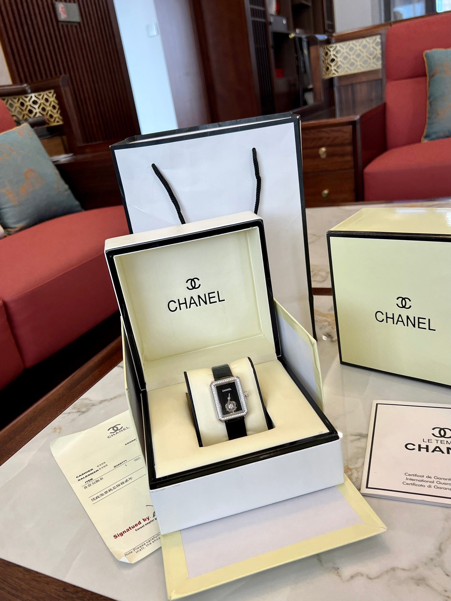 The Camellia watch is simple, fashionable and elegant, and paired with a fashionable bracelet, it is self-evidently beautiful.