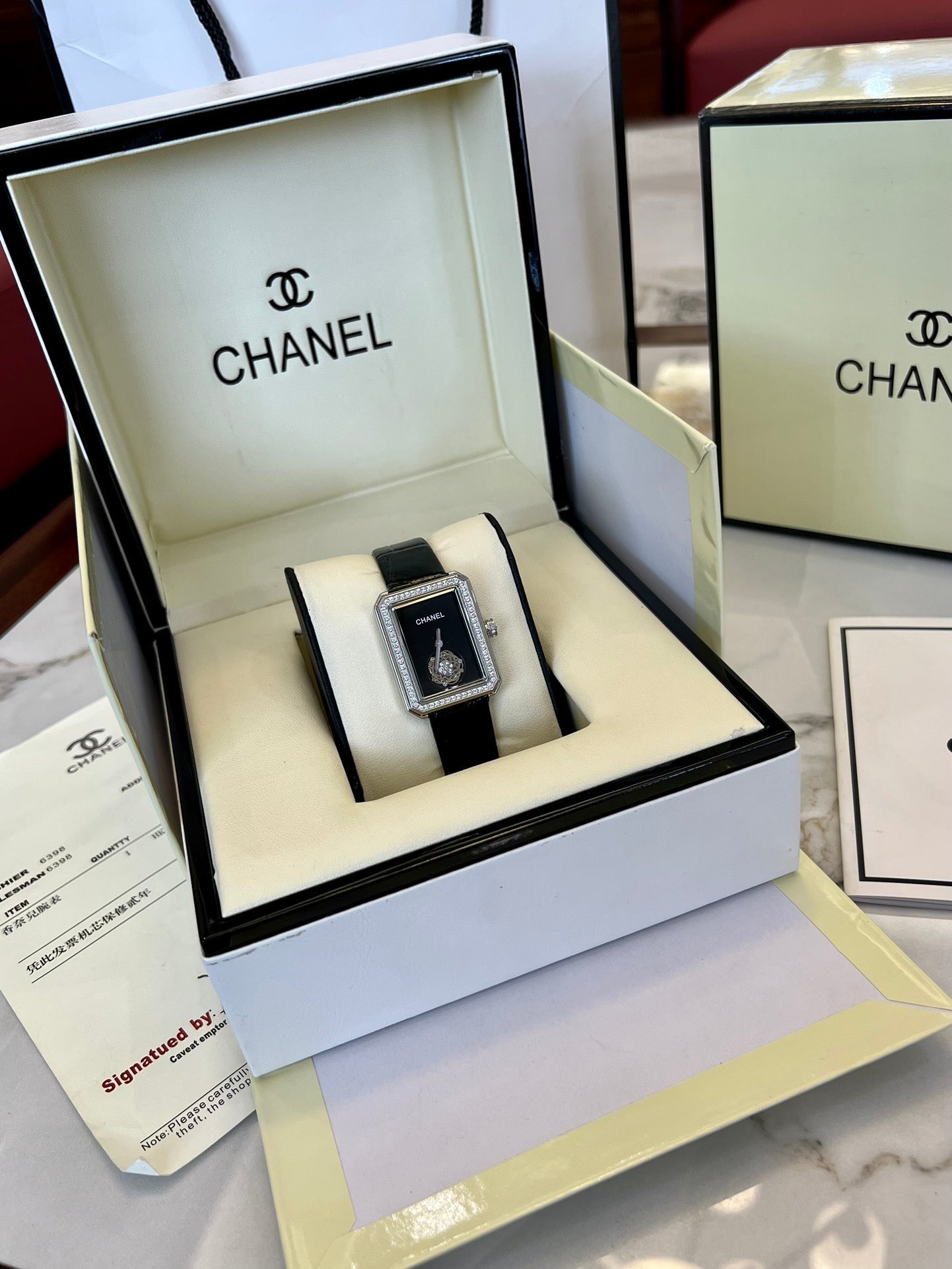 The Camellia watch is simple, fashionable and elegant, and paired with a fashionable bracelet, it is self-evidently beautiful.