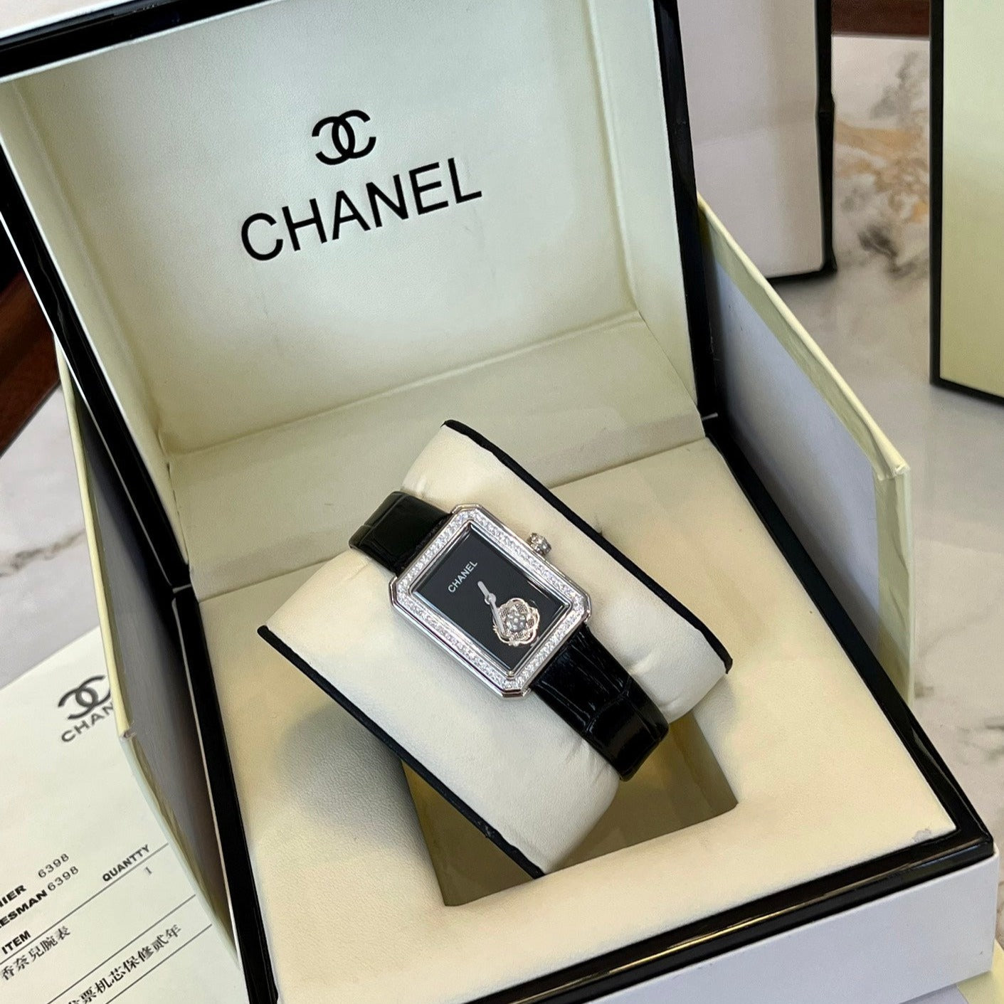 The Camellia watch is simple, fashionable and elegant, and paired with a fashionable bracelet, it is self-evidently beautiful.