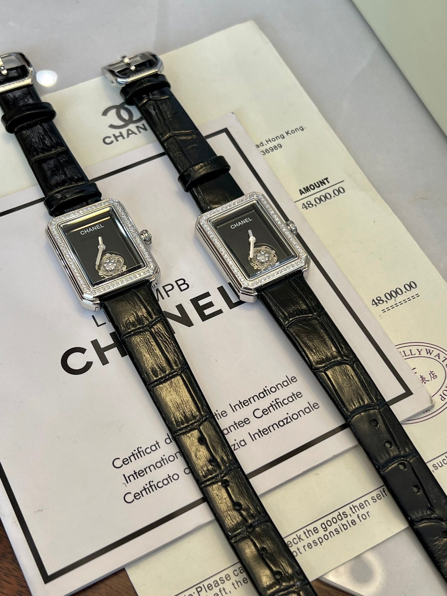 The Camellia watch is simple, fashionable and elegant, and paired with a fashionable bracelet, it is self-evidently beautiful.