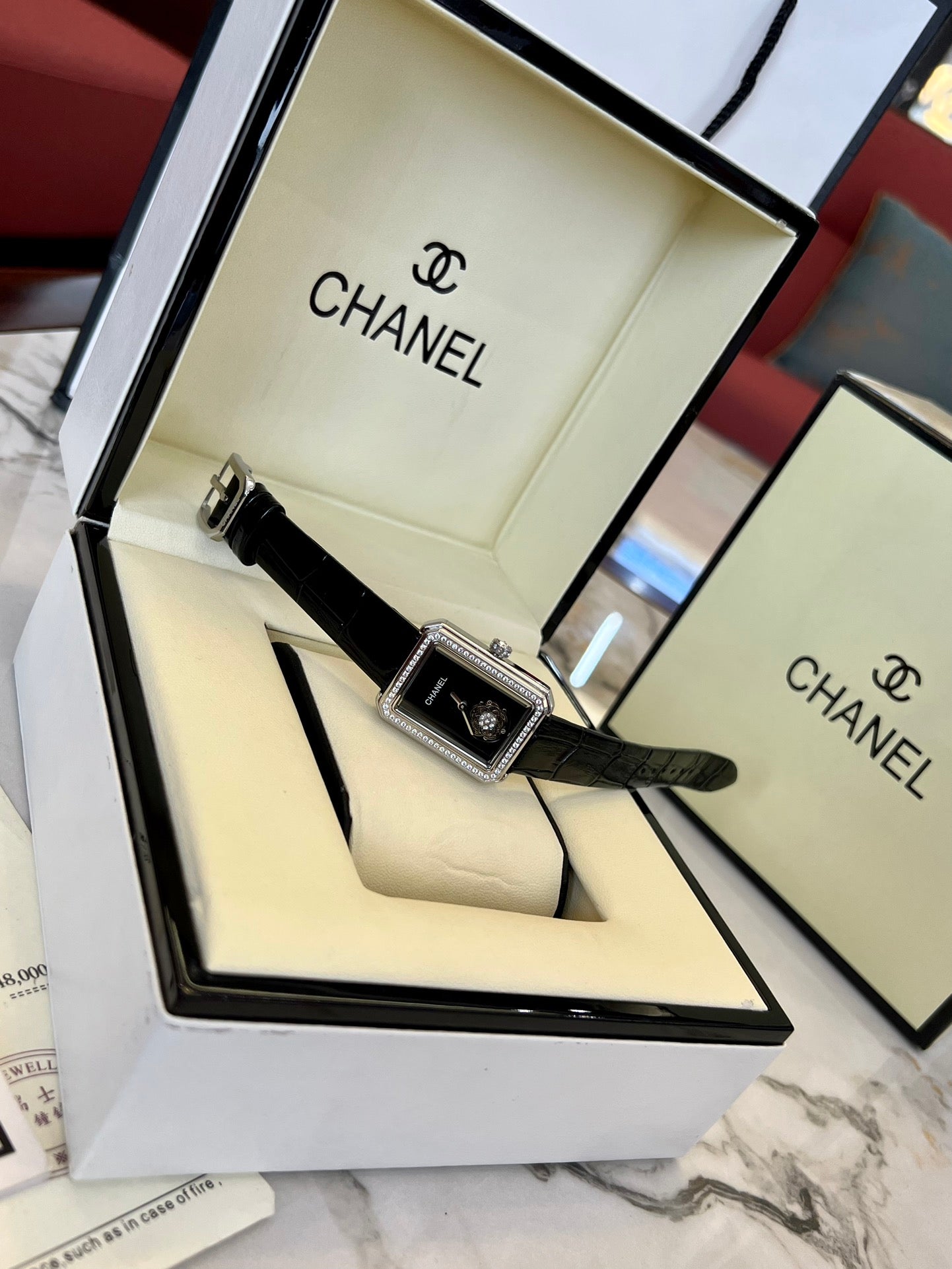 The Camellia watch is simple, fashionable and elegant, and paired with a fashionable bracelet, it is self-evidently beautiful.