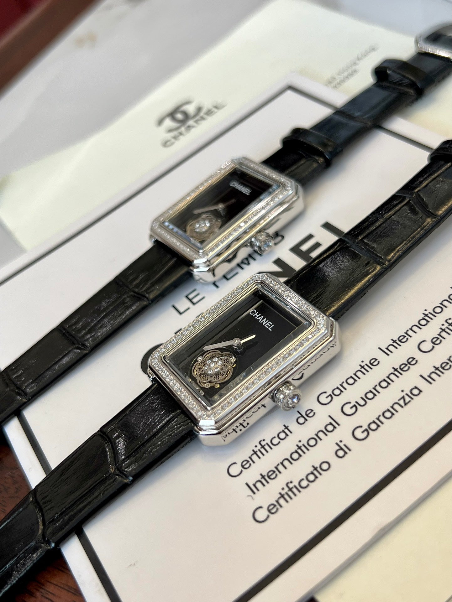 The Camellia watch is simple, fashionable and elegant, and paired with a fashionable bracelet, it is self-evidently beautiful.