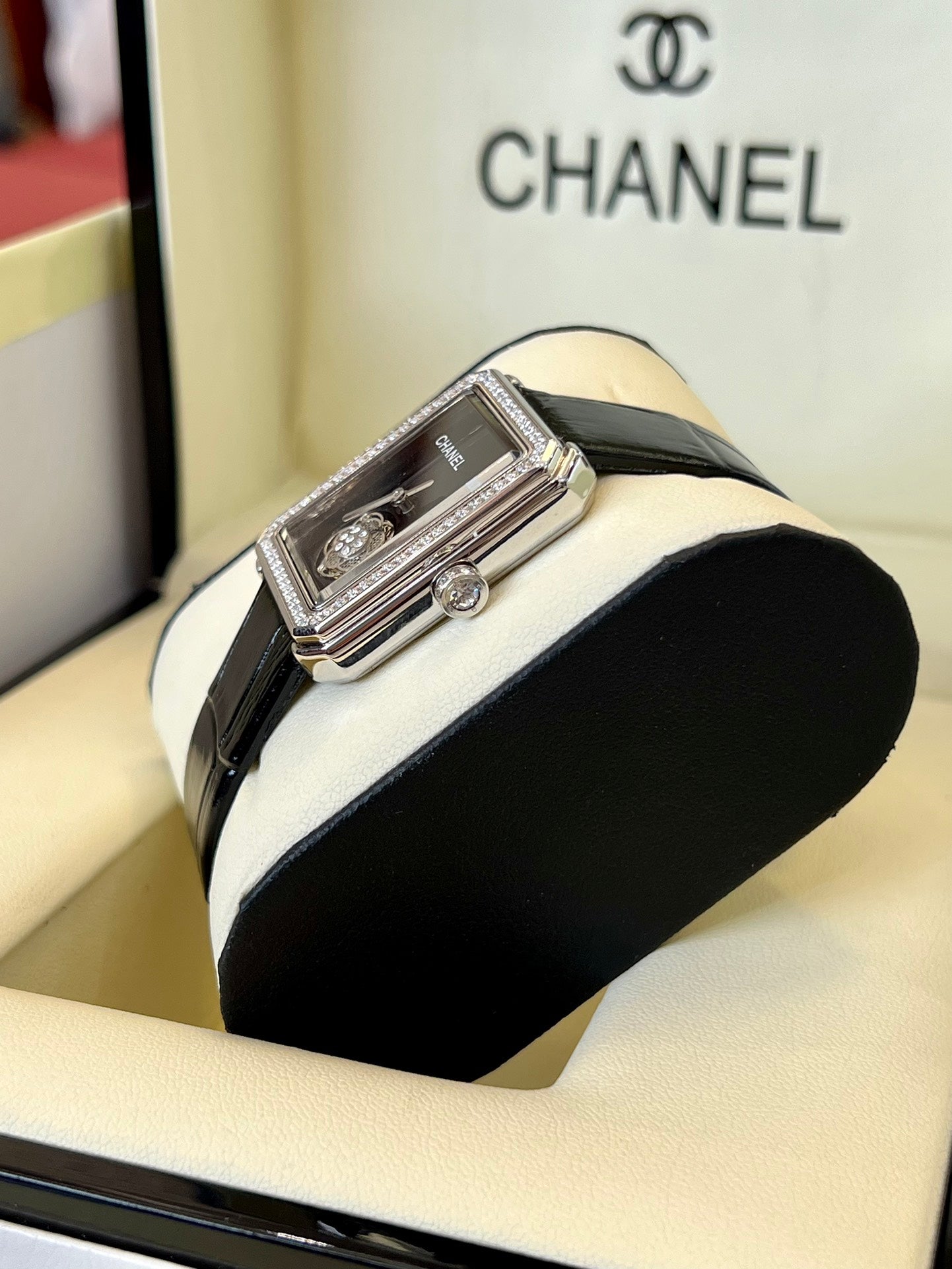 The Camellia watch is simple, fashionable and elegant, and paired with a fashionable bracelet, it is self-evidently beautiful.