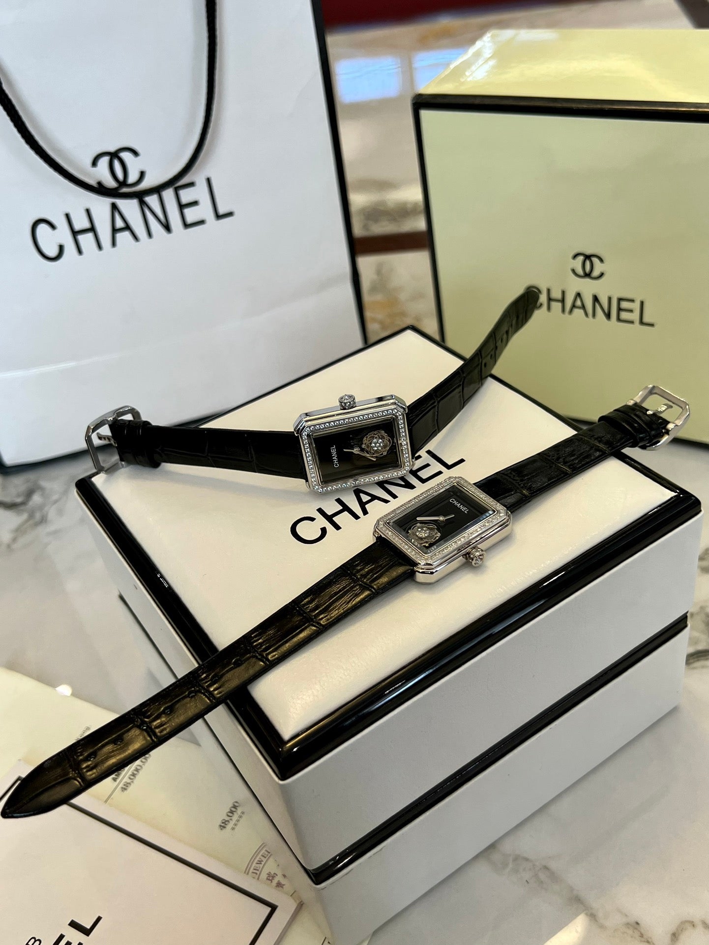 The Camellia watch is simple, fashionable and elegant, and paired with a fashionable bracelet, it is self-evidently beautiful.