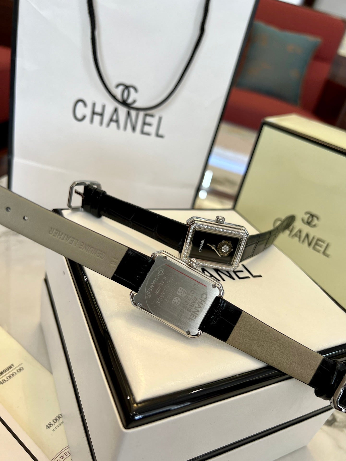 The Camellia watch is simple, fashionable and elegant, and paired with a fashionable bracelet, it is self-evidently beautiful.