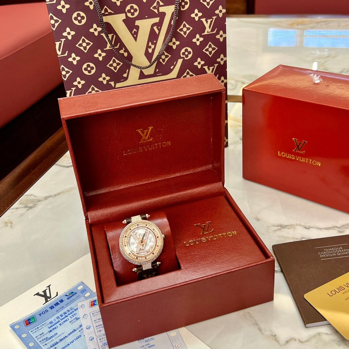 Simple and stylish watches are loved by young people, as well as attractive packaging