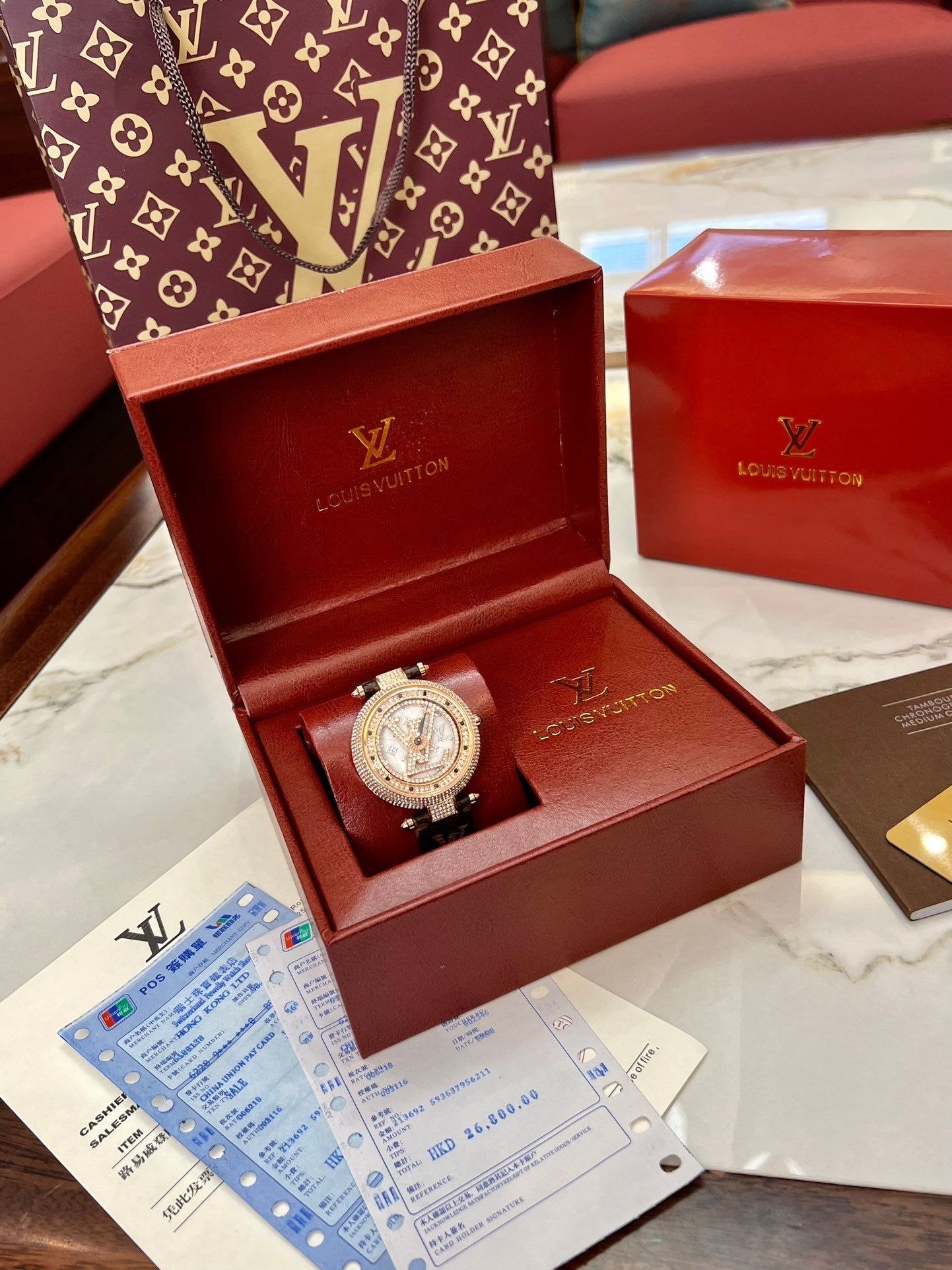 Simple and stylish watches are loved by young people, as well as attractive packaging