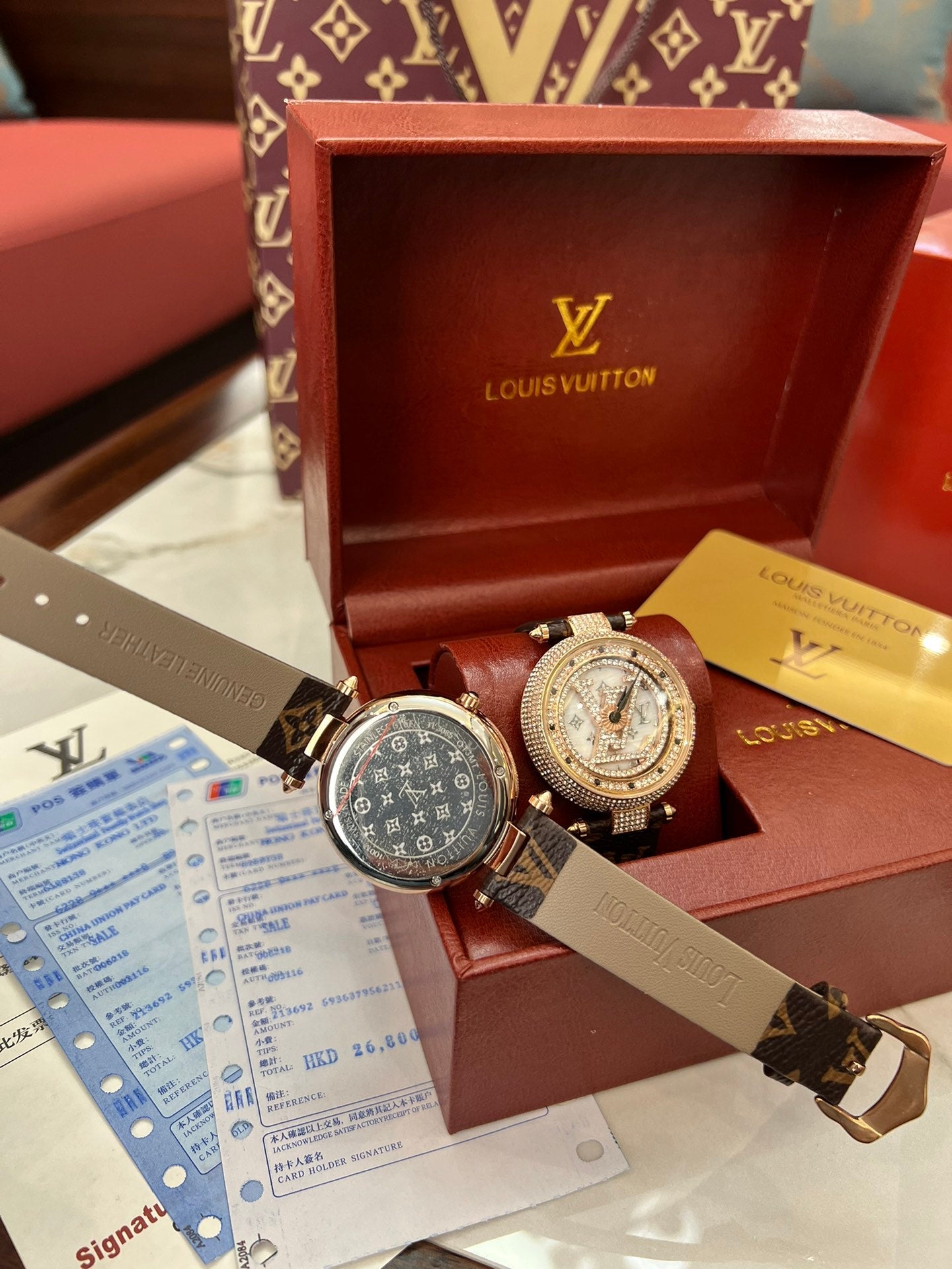 Simple and stylish watches are loved by young people, as well as attractive packaging