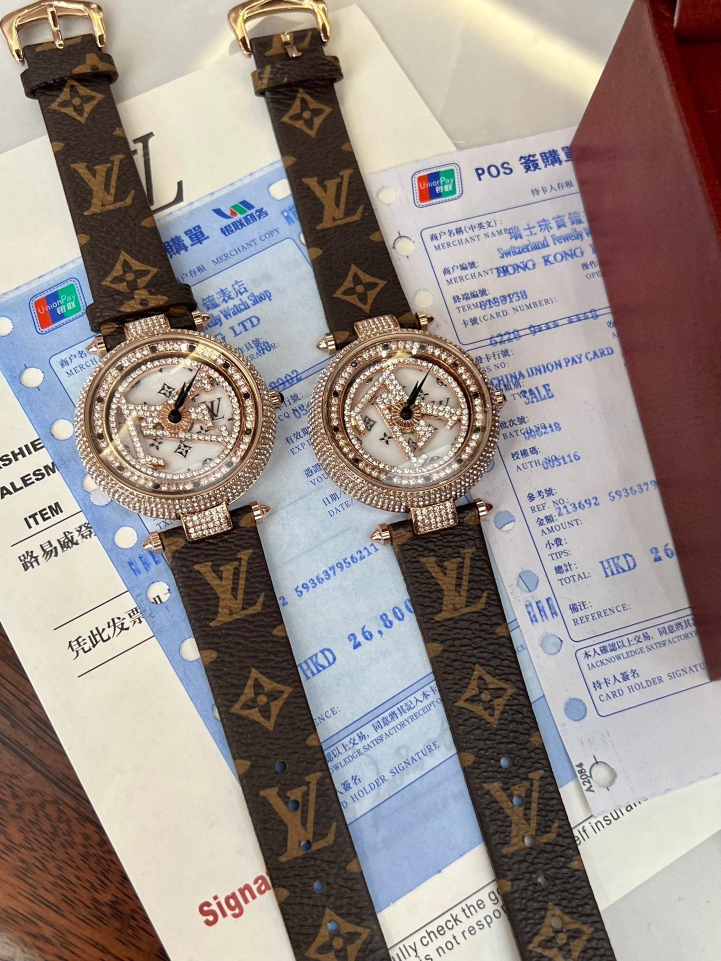 Simple and stylish watches are loved by young people, as well as attractive packaging