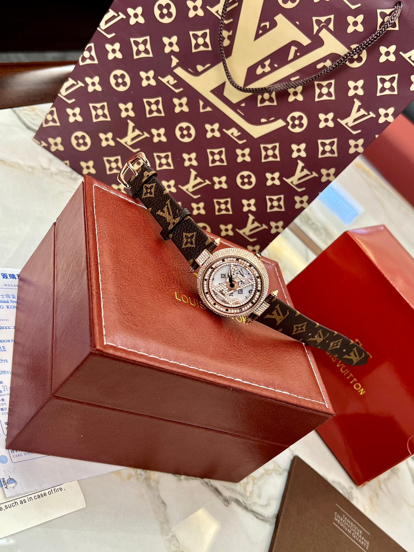 Simple and stylish watches are loved by young people, as well as attractive packaging