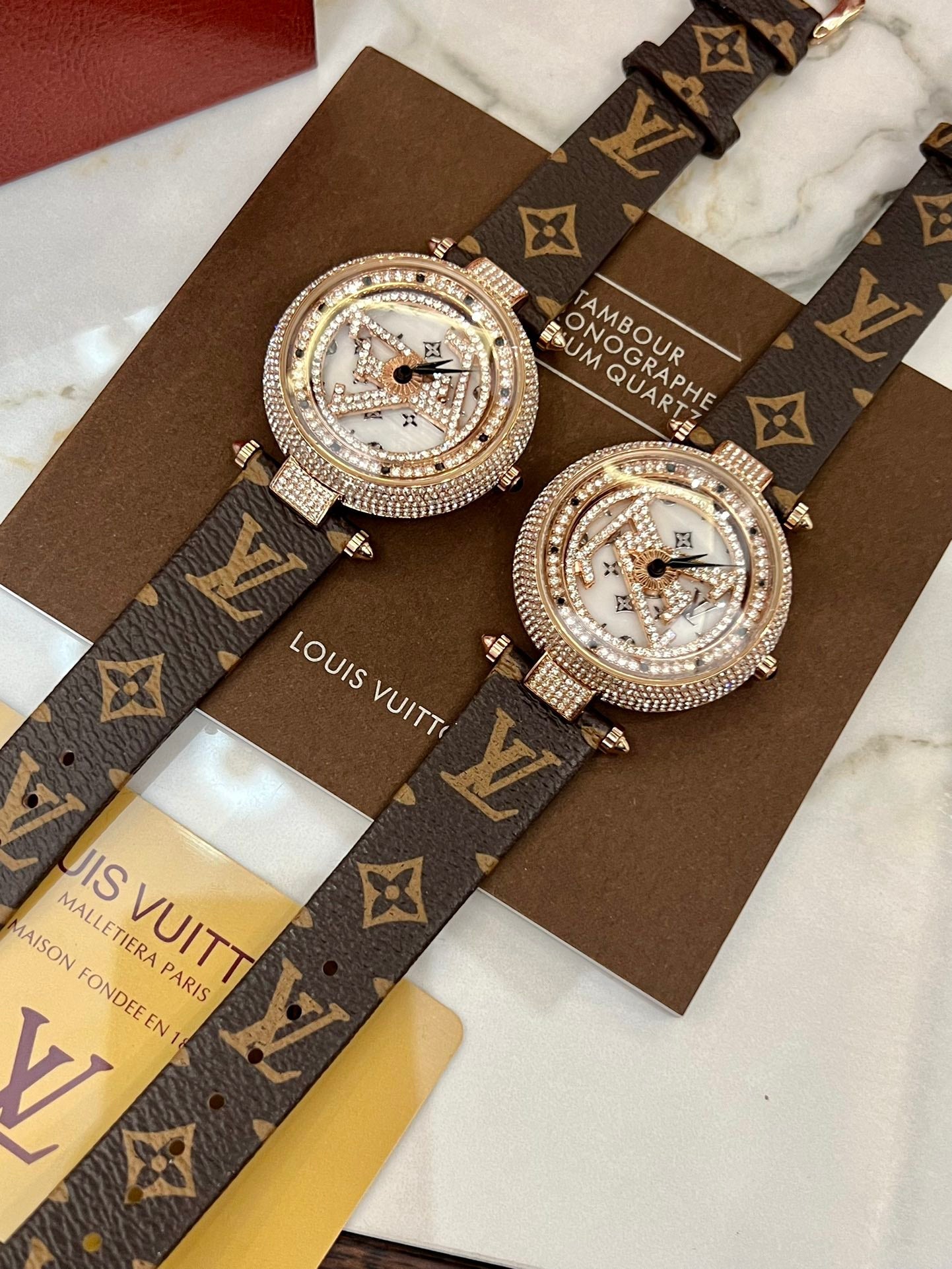 Simple and stylish watches are loved by young people, as well as attractive packaging