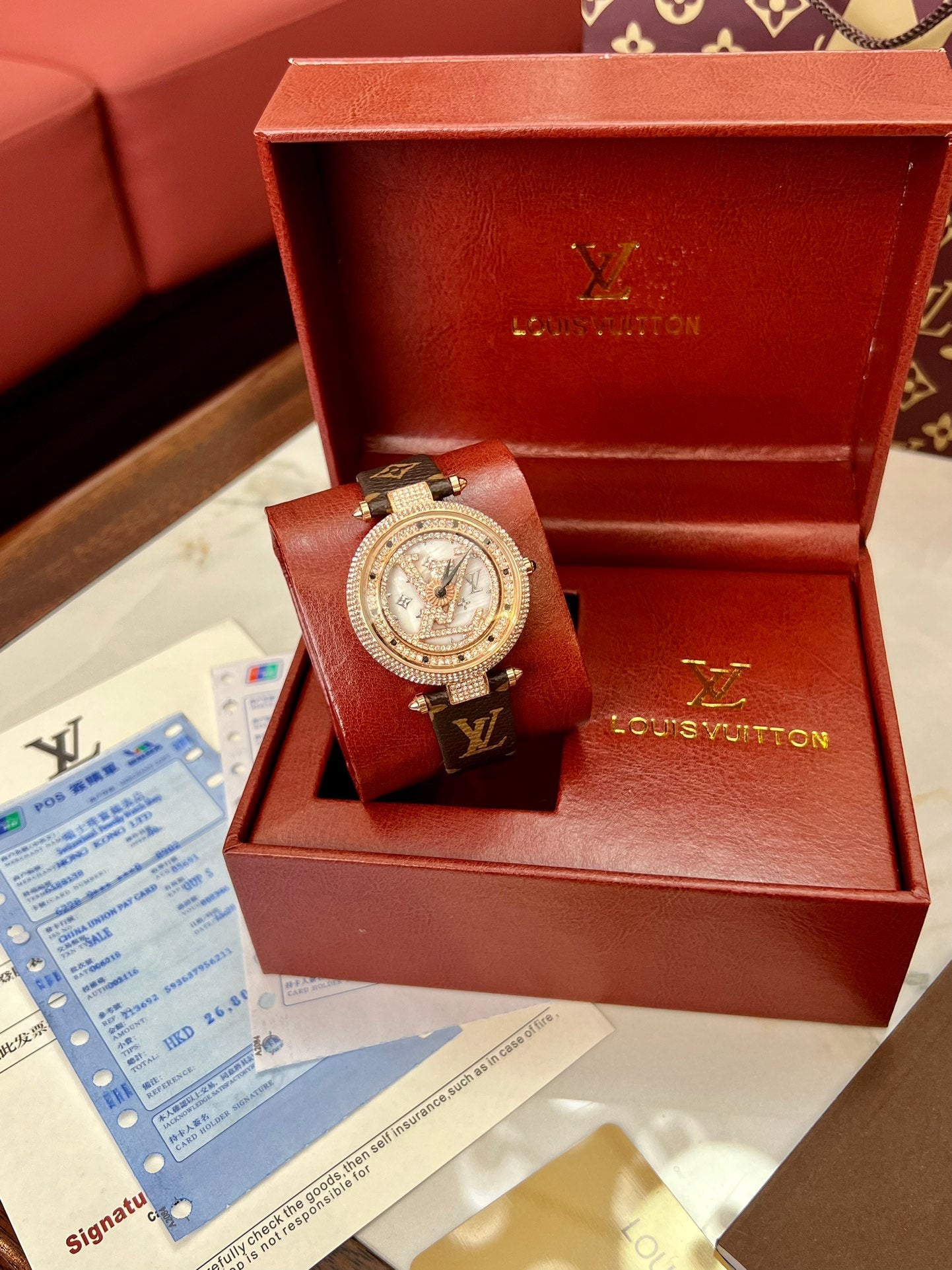 Simple and stylish watches are loved by young people, as well as attractive packaging