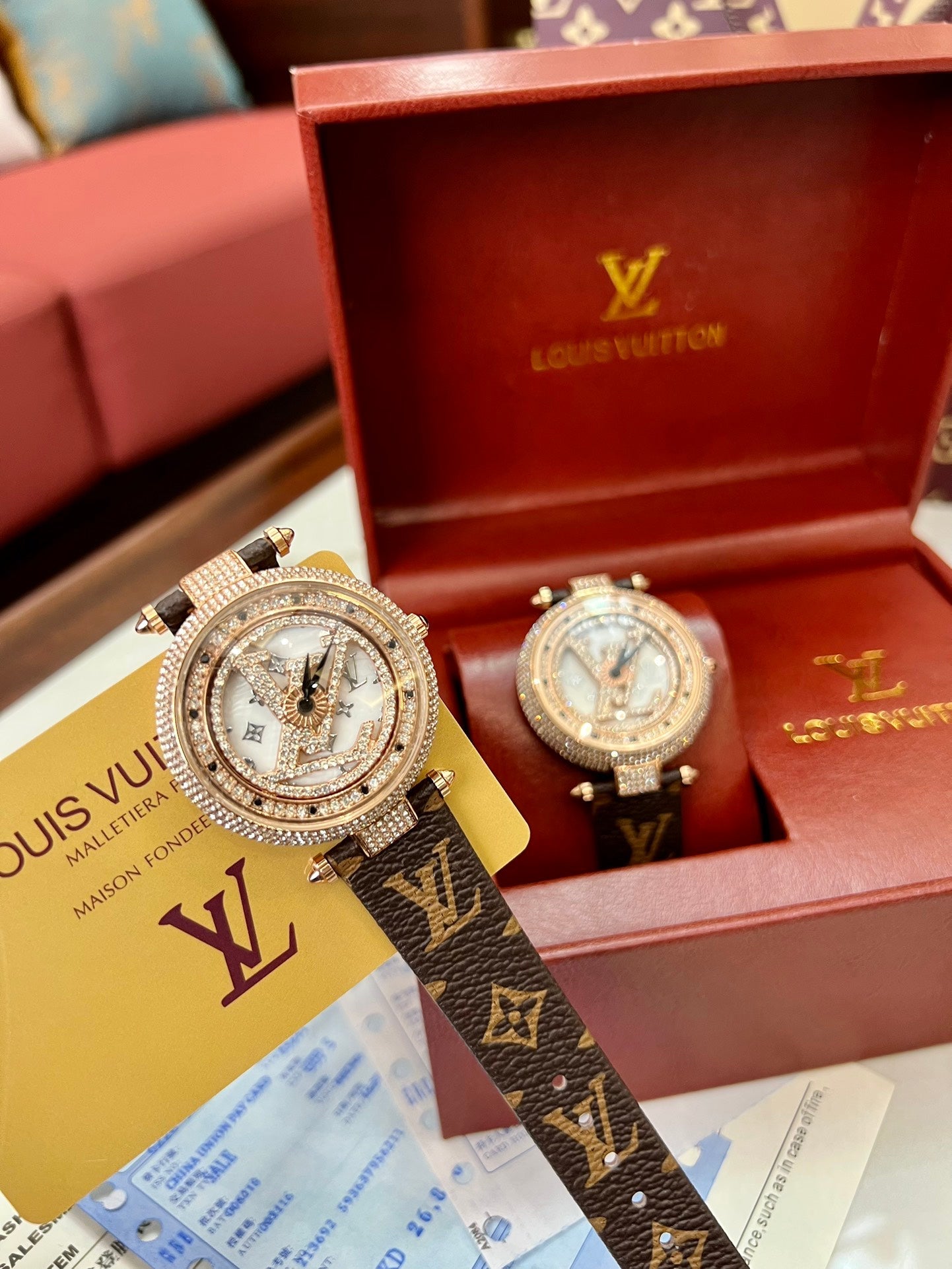 Simple and stylish watches are loved by young people, as well as attractive packaging