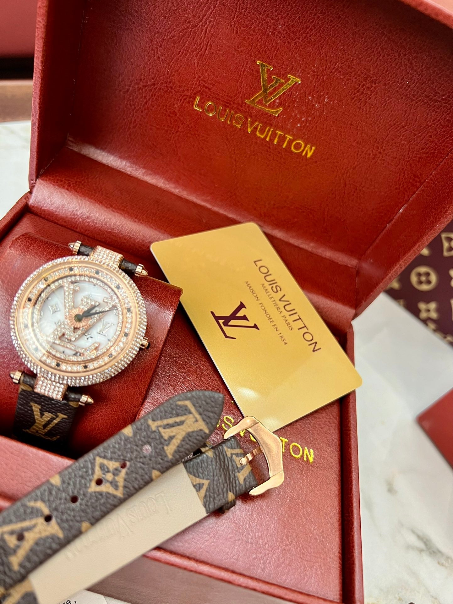 Simple and stylish watches are loved by young people, as well as attractive packaging