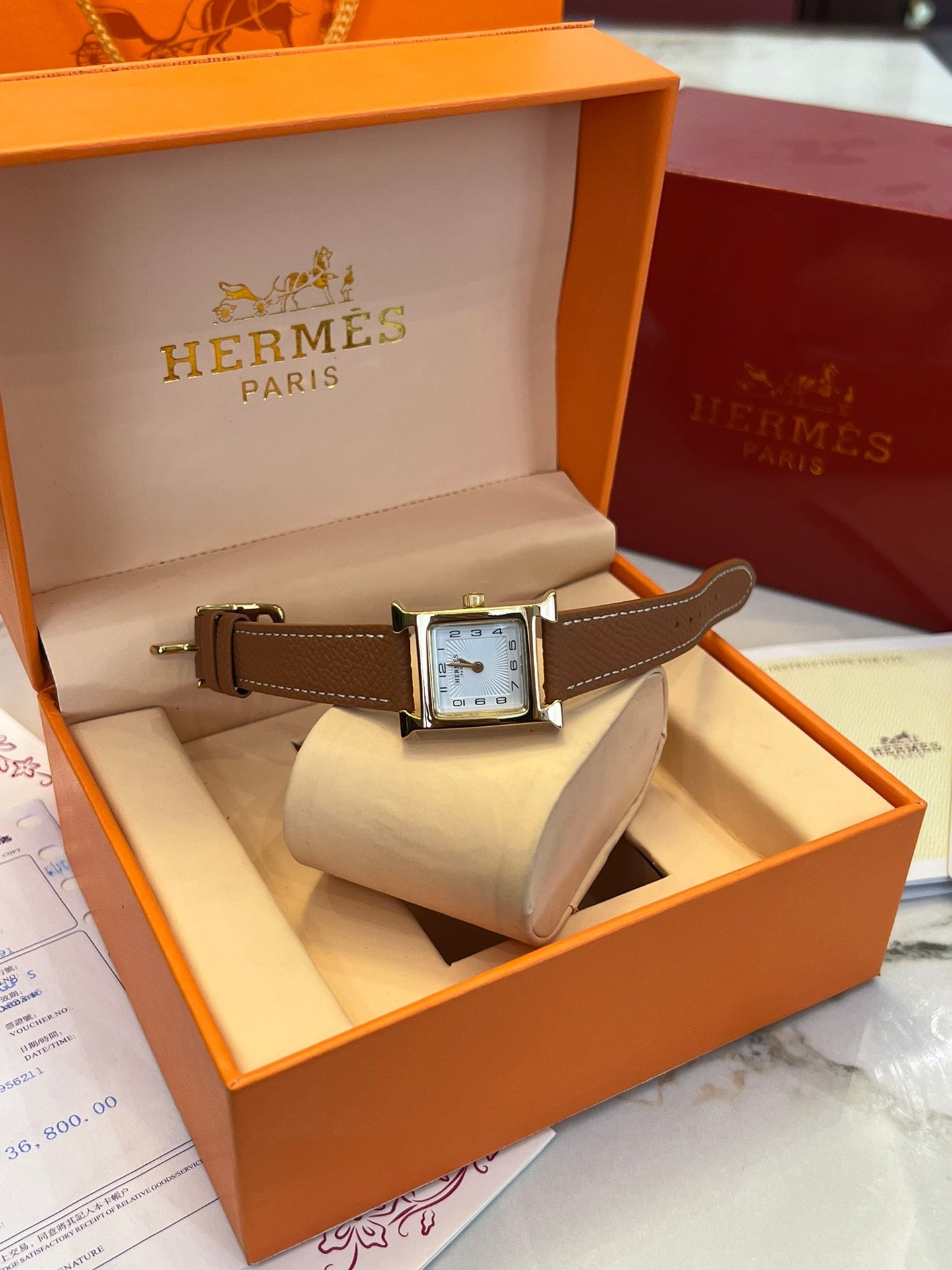 Shi watches are deeply loved by young people, and with attractive packaging, they are definitely the first choice to give to your partner.