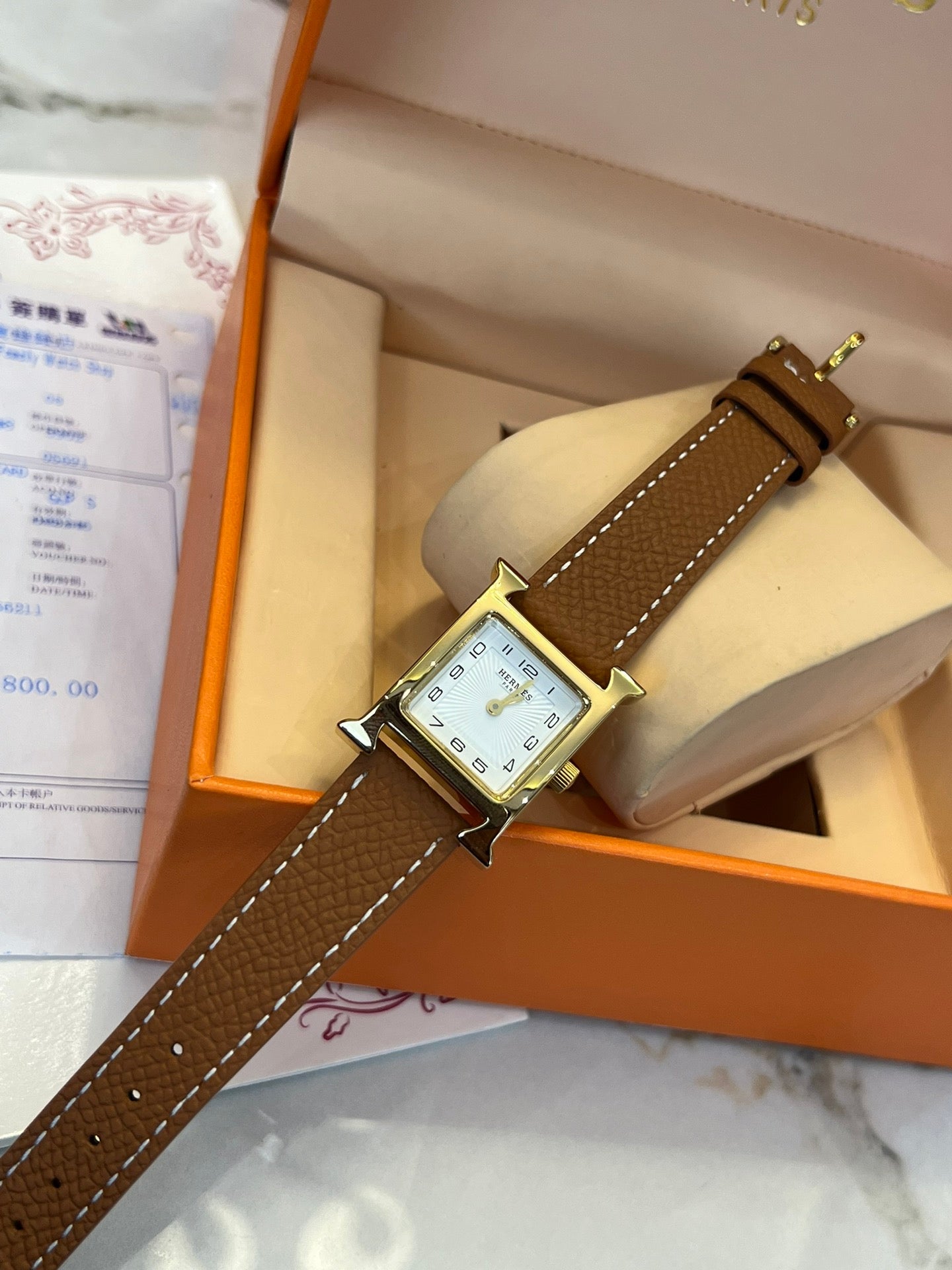 Shi watches are deeply loved by young people, and with attractive packaging, they are definitely the first choice to give to your partner.